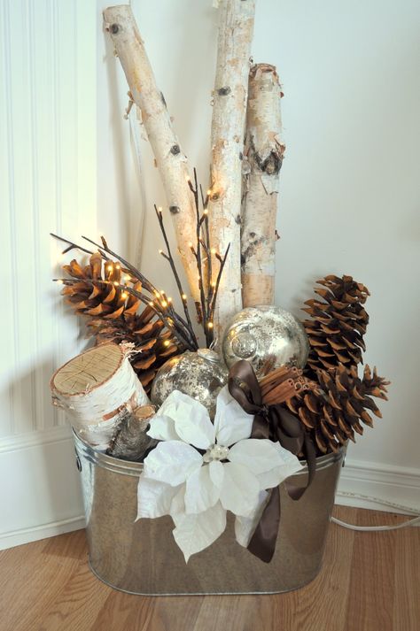 Bucket with Christmas ornaments and, sticks, and pinecones.#Repin By:Pinterest++ for iPad# Natal Country, Diy Jul, Winter Decorations Diy, Metal Bucket, Christmas Favorites, Christmas Porch, Winter Diy, Noel Christmas, Country Christmas