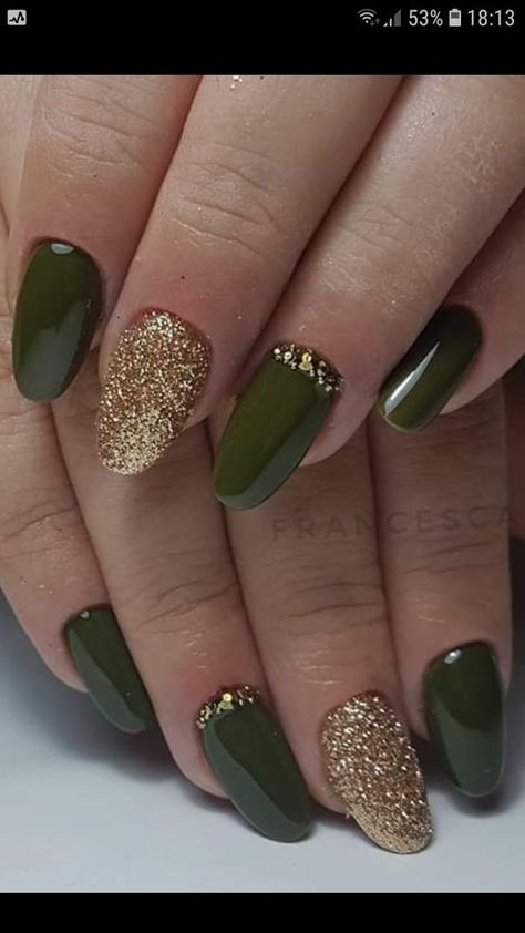 #Relationship# fashion# diy Classy Nail Inspo 2023, Classy Green Nails, Golden Nail Art, Outfit Trabajo, Gold Gel Nails, Olive Nails, Bridesmaids Nails, Gold Acrylic Nails, Golden Nails