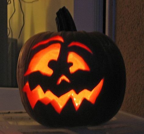 Halloween Pumpkins Carvings Designs, Halloween Pumpkin Stencils, Halloween Gesicht, Cute Pumpkin Carving, Pumkin Carving, Halloween Pumpkin Carving Stencils, Creative Pumpkin Carving, Amazing Pumpkin Carving, Easy Pumpkin Carving