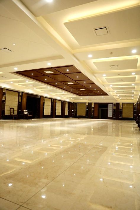 Here's a sophisticated and lively banquet hall designed with brown and gold color tones for all your celebrations. #banquet #events #dinner #venue #varanasi Marriage Hall False Ceiling Design, Banquet Hall Flooring Design, Marriage Hall Interior Design, Banquet Hall False Ceiling Design, Wedding Hall Ceiling Design, Colonial Ceiling Design, Banquet Ceiling Design, Banquet Hall Plan, Function Hall Interior Design