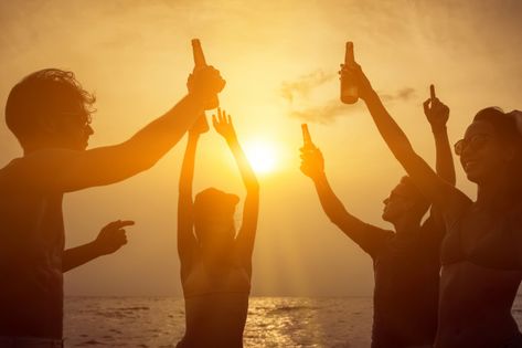 Group of friends celebrating and drinkin... | Premium Photo #Freepik #photo #people #party #travel #hand Drinking At The Beach, Twilight Sunset, Friends Celebrating, Sunset Party, Beer Photos, Beer Friends, Party Photoshoot, Silhouette People, Photo Grouping