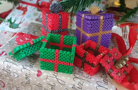 Perler Bead Ideas, Homemade Pendant, Hama Beads Christmas, Hama Beads 3d, Present Design, Christmas Perler Beads, Tiny Christmas Trees, Melty Bead Patterns, 3d Perler Bead