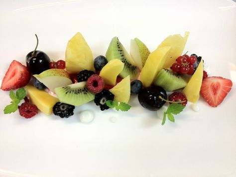 fruits Fruit Salad Plating Ideas, Fruit Salad Plating, Cafe Plating, Salad Plating Ideas, Salad Plating, Gourmet Food Plating, Plating Ideas, Cahuita, Ideas Food