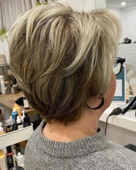 Shirt Layered Haircuts, Bob With Choppy Bangs, Shorter Layered Haircuts, Anthurium Care, Short Messy Haircuts, White Blonde Highlights, Short Layered Hairstyles, Nice Hairstyles, Straight Eyebrows