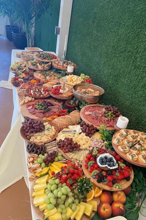 Diy Grazing Table Wedding, Charcuterie Board Big, Wedding Table Snacks, Appetizer Table Display, Bday Food, Luca Birthday, Charcuterie Board Wedding, Charcuterie Table, Snack Boards