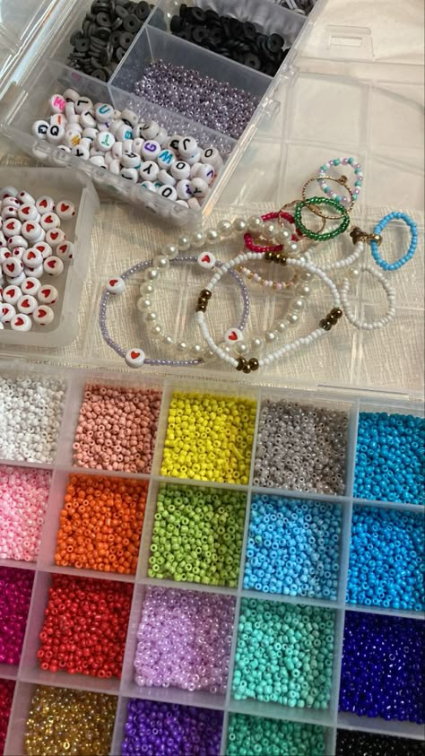 Girls Crafts, Beads Kit, Cute Beads, Bracelet Making Kit, Cute Bracelet, Bead Charms Diy, Diy Bracelet Designs, Bracelet Kits, Bracelet Friendship