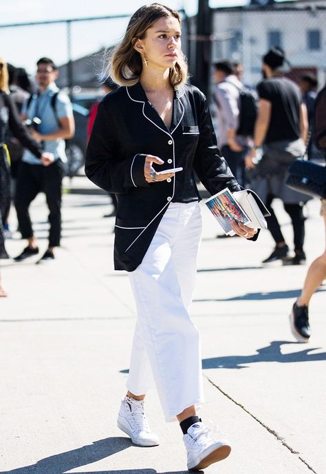 How to Wear White Jeans for a British Summer via @WhoWhatWearUK Pyjama Shirt Outfit, Pajama Top Outfit, White Jeans Summer, How To Wear White Jeans, Pyjama Trend, West Coast Fashion, Style Casual Chic, Pajama Outfits, White High Tops