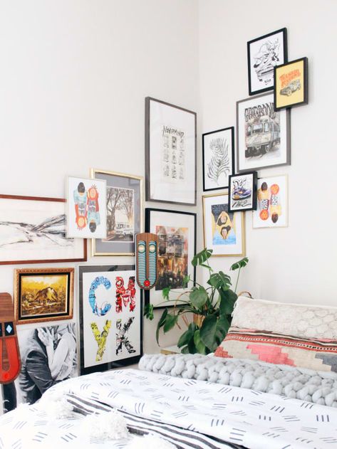 The Best Things You Can Do for a Blank, Forgotten Corner Yes! you can hang things on top of each other. Corner Gallery Wall, Gallery Wall Design, Wall Trends, Gallery Wall Layout, Room Corner, Corner Wall, Wall Gallery, Inspiration Wall, Simple Art