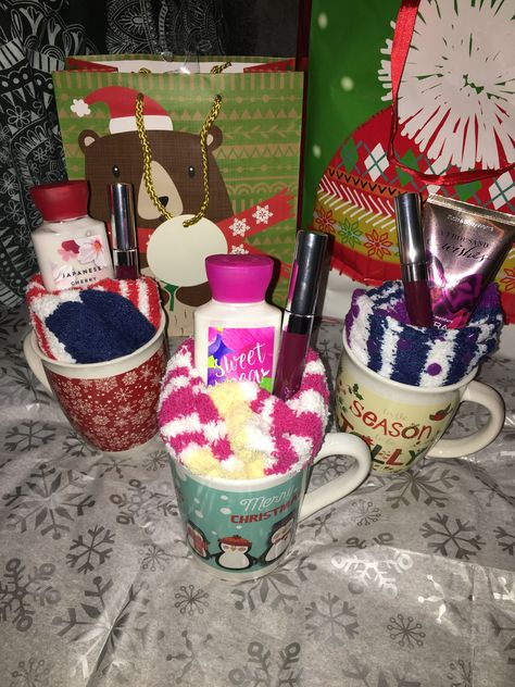 Cheap gifts for roommates/friends under $10 ! I love Christmas and giving to others so I decided to do this cute happy for my roomies. Each gift has $1 mug and $1 socks from dollar tree $4.80 color pop and $3.96 bath & body works mini lotion! Joululahjat Diy, Unique Christmas Gifts Diy, Diy Christmas Gifts For Friends, Christmas Gift Baskets Diy, Best Friend Christmas Gifts, Presente Diy, Easy Diy Christmas Gifts, Christmas Friends, Cheap Christmas Gifts