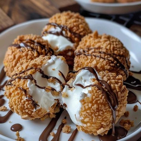 Fried S’mores Bombs Baked Marshmallow Desserts, Fried Smores Recipes, Deep Fried Smores, S'mores Recipes, Fried Smores Balls, Deep Fried Marshmallows, Fried Marshmallows, Fair Desserts, Deli Desserts