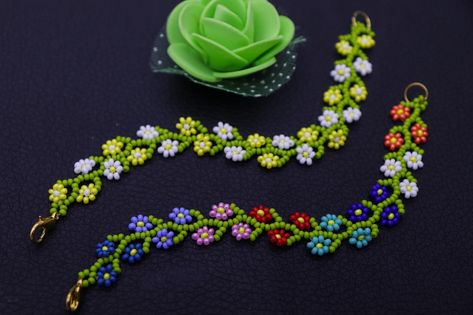 How To Beaded Flower Bracelet, Daisy Flower Seed Bead Tutorial, Daisy Chain Beading Tutorials, Daisy Seed Bead Pattern, Seed Bead Flower Bracelet Tutorial, Flower Bead Pattern, Daisy Chain Bracelet Pattern, Daisy Beads Tutorial, Daisy Chain Bracelet Tutorial