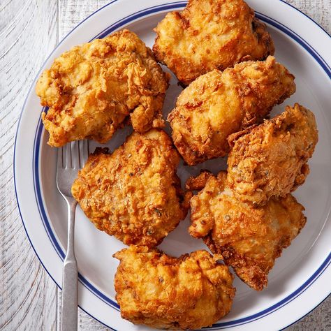 Fried Chicken Thighs Fried Chicken Thighs Bone In, Crispy Boneless Chicken Thighs, Buttermilk Chicken Thighs, Fried Chicken Thighs Boneless, Fried Chicken Side Dishes, Fried Chicken Thigh Recipes, Oven Fried Chicken Thighs, Fried Chicken Thighs, Perfect Fried Chicken