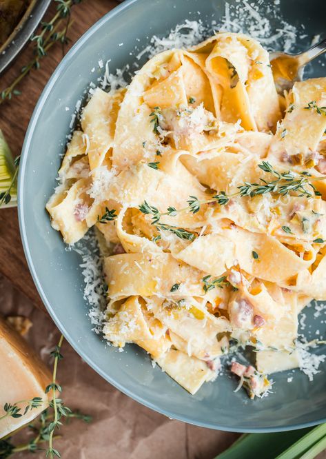 Creamy Leek and Pancetta Pappardelle Pasta! This recipe can be prepared in less than 30 minutes, and is scaled down for two! Leek Recipes, Pappardelle Pasta, Pasta Fatta In Casa, Breakfast Dinner, India Food, Läcker Mat, God Mat, Think Food, Deilig Mat