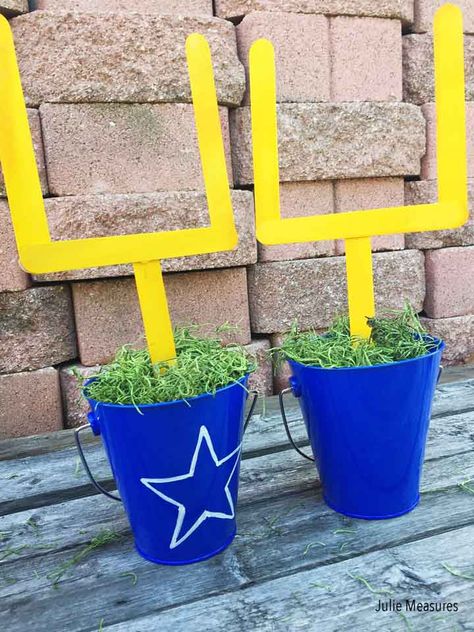 Diy Football Goal Post, Football Table Decorations, Football Party Centerpieces, Field Goal Post, Diy Football Party, Dallas Cowboys Birthday, Dallas Cowboys Party, Football Centerpieces, Football Goal Post