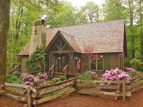 All I Need is a Little Cabin in the Woods (24 Photos) - Suburban Men Plan Chalet, A Cabin In The Woods, Little Cabin In The Woods, Small Log Cabin, Casa Country, Cottage Cabin, Cabin Living, Little Cabin, Log Cabin Homes