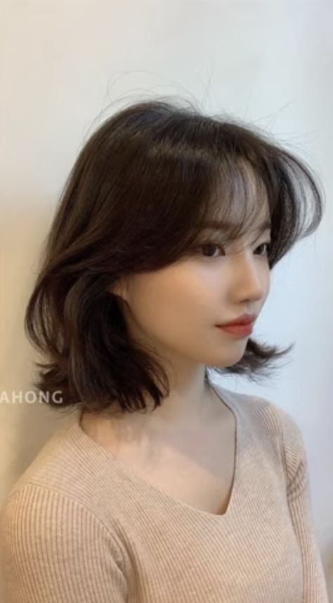 Cute Korean Haircuts Short Hair, Korean Short Hair For Thick Hair, Short Hair With Bangs And Layers Korean, Cute Short Hair With Bangs Round Face, Short Korean Hair With Bangs, Korean Shoulder Length Hair With Layers, Short Asian Haircut Round Faces, Medium Asian Hairstyles Round Faces, Haircuts For Round Faces Shoulder Length