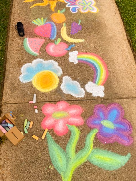 Chalk Art Ideas Easy Aesthetic, Aesthetic Sidewalk Chalk, Things To Make With Chalk, Cool Easy Chalk Art, Simple Sidewalk Chalk Art Ideas, Chalk Inspo Easy, Chalk Designs Sidewalk Easy, Sidewalk Chalk Art Ideas Easy, Easy Things To Draw With Chalk