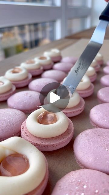 Pink Champagne Macarons, Macarons Filling Recipe, Macaron Fillings, Macaron Designs, Macaron Decoration, Ganache Macaron, Macaroon Filling, Champagne Macarons, Cheesecake Decoration