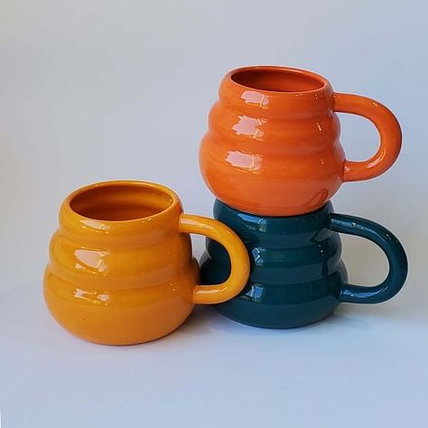 Curvy Mug, Ceramic Mug Shape Ideas, Wheel Thrown Ceramics Ideas, Ceramic Mugs Wheel Thrown, Hand Thrown Mug, Wheel Thrown Mug Ideas, Wheel Throwing Mug, Wheel Thrown Cups, Pottery Mugs Wheel Thrown