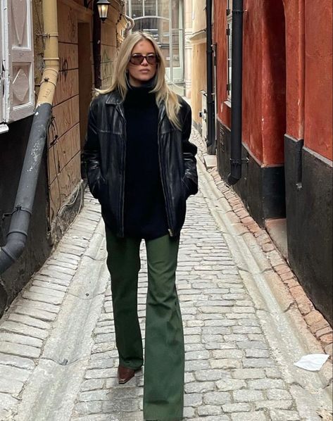 Chilly Outfits, Elevated Street Style, Stockholm Fashion Week, Winter Inspo, Winter 23, Scandinavian Fashion, Looks Street Style, Green Pants, Mode Inspo