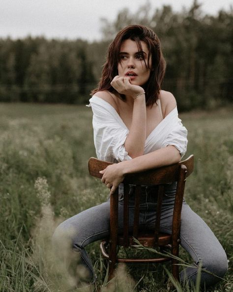 Chair Photoshoot Outdoor, Chair Field Photoshoot, Chair Outside Photoshoot, Self Portrait Photography Outdoors, Chair In Field Photoshoot, Photo Shoot Chair, Late Summer Photoshoot, Women Photoshoot Ideas Outdoors, Styled Photoshoot Ideas