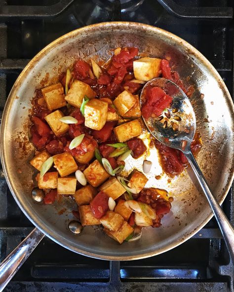 Quick Tofu, Tomato Tofu, Veggie Options, Canning Diced Tomatoes, Tofu Dishes, Time To Eat, Vegetarian Dinner, Cooking Inspiration, Fresh Tomatoes