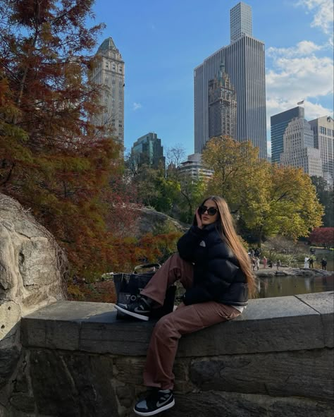 Mew York Aesthetic Girl, New York Pic Ideas, Nova York Aesthetic, New York Poses Photo Ideas, City Poses Instagram, City Girl Aesthetic Outfit, Trip Photo Ideas, Nyc Poses, Nyc Instagram Pictures