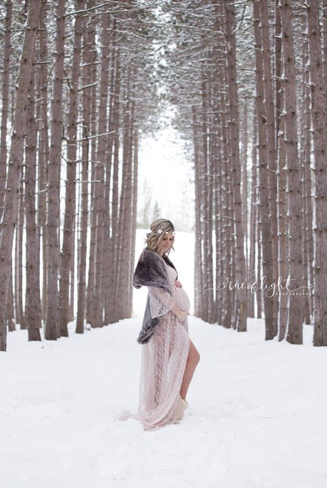 Pregnant Snow Pictures, Cozy Winter Maternity Photos, Maternity Shoot In Snow, Maternity Winter Photos, Snowy Maternity Pictures, Maturity Photoshoot Winter, Winter Maternity Photoshoot Ideas, Snow Pregnancy Photoshoot, Snowy Maternity Photoshoot