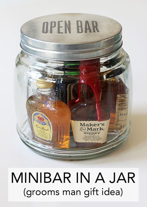 minibar in a jar (an easy gift idea) Gifts In A Jar, Mason Jar Christmas Gifts, Diy Gifts For Men, Christmas Mason Jars, Christmas Jars, Cadeau Diy, Christmas Gifts For Him, Open Bar, Homemade Christmas Gifts