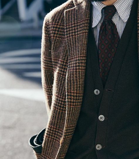 Madder with our Cashmere sleeveless cardigan and Glen Check. #drakes Tweed Blazer Men, Tweed Jacket Outfit, Tweed Run, Formal Men, Blazer Men, Ivy League Style, Dark Academia Fashion, Look Formal, Academia Fashion