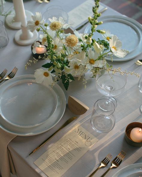 Luke | Color: Chalk - La Tavola Fine Linen Minimalist Florals Reception, Early Summer Wedding Colors 2023, Modern Garden Wedding Reception, Organic Wedding Centerpieces, Chamomile Table Decoration, Natural Wedding Reception, Wedding Table Settings Spring, White Garden Party Wedding, Naturalistic Wedding Flowers