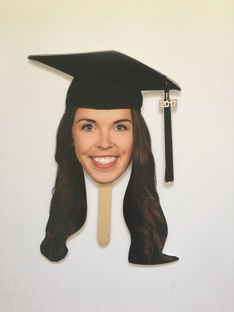 High School Graduation Pictures, Graduation Photo Props, Graduation Songs, Head Photo, Graduation Picture, Graduation Balloons, Graduation Photoshoot, Graduation Photo, Wedding Props