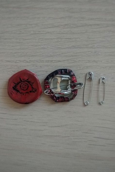 How To Make Pins From Bottle Caps, How To Make Diy Pins With Bottle Caps, How To Make A Pin From A Bottle Cap, How To Make Pins With Bottle Caps, Diy Pins With Bottle Caps, Pin From Bottle Cap, Bottle Cap Painting Aesthetic, Painted Bottle Caps Aesthetic, Bottle Cap Pins Diy Punk