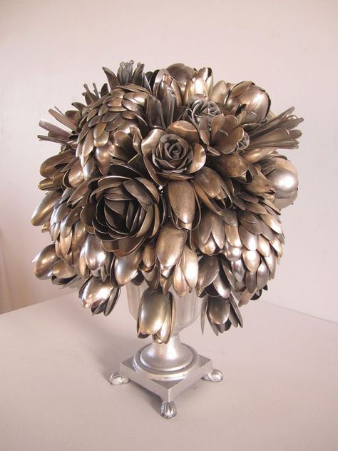 Bouquet of spoon made flowers Cutlery Art, Silverware Crafts, Silverware Art, Spoon Crafts, Spoon Art, Welding Art Projects, Metal Tree Wall Art, Silverware Jewelry, Spoon Jewelry