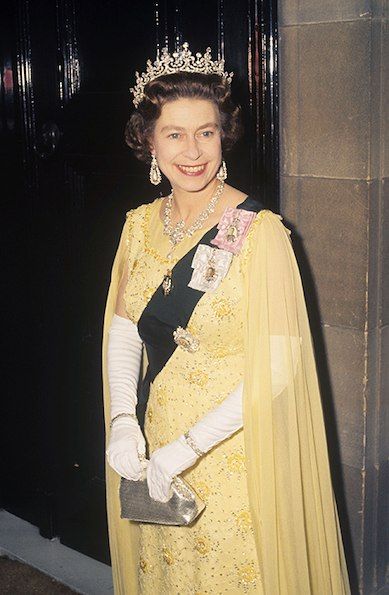 Queen Elizabeths's most iconic fashion moments in pictures - Photo 16 Neon Green Outfits, Prințesa Diana, Rainha Elizabeth Ii, Reine Elizabeth Ii, Hm The Queen, Reine Elizabeth, Reina Isabel Ii, Elisabeth Ii, Royal Queen