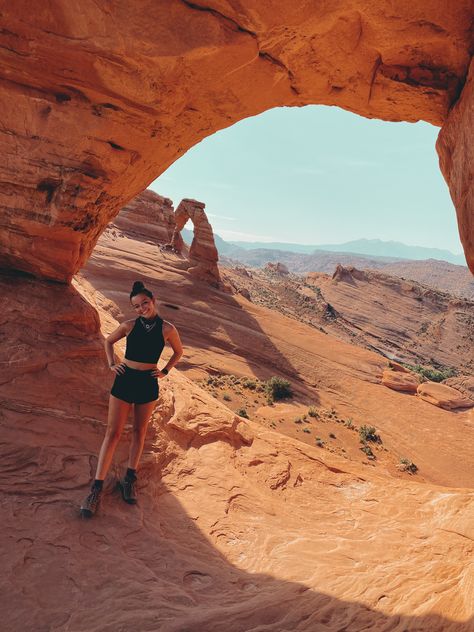 Utah Fashion Summer, Arches National Park Outfit, Bryce Canyon Outfit, National Parks Outfit Summer, Desert Hike Outfit, Utah Hiking Outfit Summer, Arches National Park Aesthetic, National Park Outfit Ideas Summer, National Park Outfit Ideas