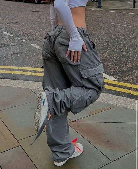 Grey Cargo Pants Outfit, Grey Parachute Pants, Cargo Fits, Womens Cargo Trousers, Grey Outfits, Look 80s, Looks Hip Hop, Cargo Pants Outfit, Tomboy Style Outfits