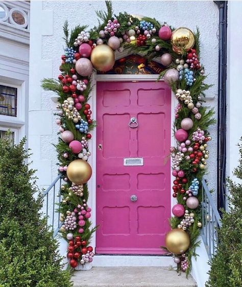 Easy Outdoor Christmas Decorations, Front Door Decor Ideas, Christmas Front Door Decor, Door Decor Ideas, Pink Wednesday, Christmas Arch, Christmas Front Door, Front Door Christmas Decorations, Pink Door