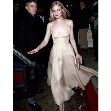 Elle Fanning Style, Best Red Carpet Looks, How To Wear A Scarf, Romantic Outfit, Classy Casual, Elle Fanning, Golden Globes, Style Guides, Fashion Models