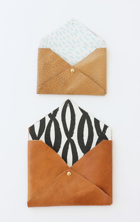 DIY leather envelope clutch (I would use vegan leather and refine the details but great template) Diy Leather Envelope Clutch, Diy Leather Envelope, Diy Leather Clutch, Envelope Folding, Easy Zipper Pouch, Pochette Diy, Crea Cuir, Diy En Cuir, Best Leather Wallet