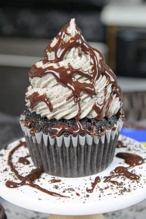 Oreo Cupcake Recipe, Oreo Torte, Cookies And Cream Frosting, Moist Chocolate Cupcakes, Oreo Cupcake, Oreo Cake Pops, Cookie And Cream Cupcakes, Oreo Frosting, Dark Chocolate Cupcakes