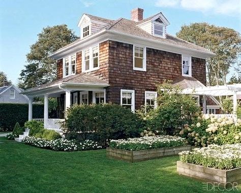 East Coast Homes Exterior, Shingle House, Brown House, Farmhouse Landscaping, Hamptons House, Hamptons Style, Style At Home, Manor House, Beach Cottages