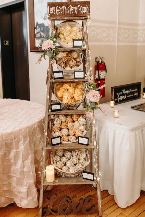 Sweet And Salty Dessert Table, Wedding Snacks Ideas, Wedding Table Snacks, Popcorn Table, Spanish Weddings, Popcorn Business, Wedding Snack, Backyard Kids Party, Popcorn Wedding