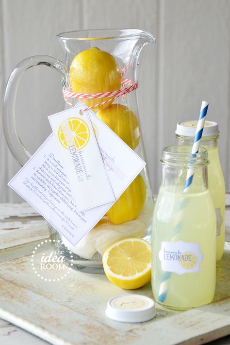 Make a Lemonade Kit gift idea. This is so simple, but a really fun gift to give and receive. The gift includes everything you need to be able to whip up some amazing Homemade Lemonade. Lemonade Gift, Pitcher Gift, Teachers Diy, Idea Room, Homemade Lemonade, Cadeau Diy, Neighbor Gifts, Gift Kit, Simple Gifts