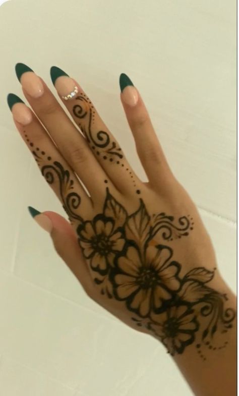 Small Henna Tattoos, Small Henna Designs, Tattoo Designs Henna, Henna Tattoo Design, Cute Henna Designs, Cute Henna Tattoos, Tattoos Henna, Henna Style Tattoos, Small Henna