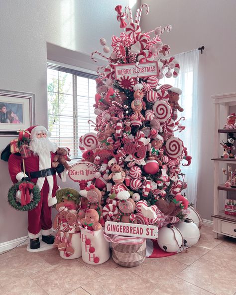 Peppermint And Gingerbread Tree, Gingerbread Christmas Tree Ideas, Gingerbread Themed Christmas Tree, Gingerbread Themed Christmas, Peppermint Christmas Tree, Peppermint Tree, Gingerbread Tree, Dream Christmas, Gingerbread Christmas Tree