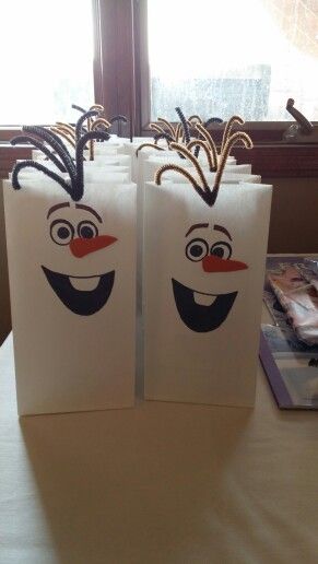 Olaf treat bags for Maddie's Frozen party. Use ribbon instead of pipe cleaner Olaf Birthday Party, Olaf Party, Frozen Birthday Party Decorations, Olaf Birthday, Elsa Birthday Party, Frozen Bday Party, Disney Frozen Birthday Party, Frozen Birthday Theme, Disney Frozen Birthday