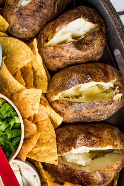 A delicious Baked Potato Dinner Board with all your favorite toppings, perfect for a casual party! Serve a hot bowl of chili in the center! #bakedpotatoes #bakedpotatodinner #potatoes #healthyrecipes #chili #chiliinspiredrecipes #dinnerrecipes #fallrecipes #reluctantentertainer #dinnerboard Team Dinner Ideas High School, Team Dinner Ideas, Baked Potato Dinner, Russet Potato Recipes, Easy Baked Potato, Sweet Potato Dinner, High School Volleyball, Dinner Board, Baked Potato Bar