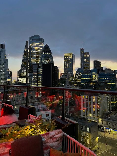 London Loft Aesthetic, Rooftop Bars London, London Rooftop Aesthetic, London Aesthetic Night Friends, Night Time In London, Living In London Aesthetic Night, London Clubbing Aesthetic, Night Life London, London Work Aesthetic