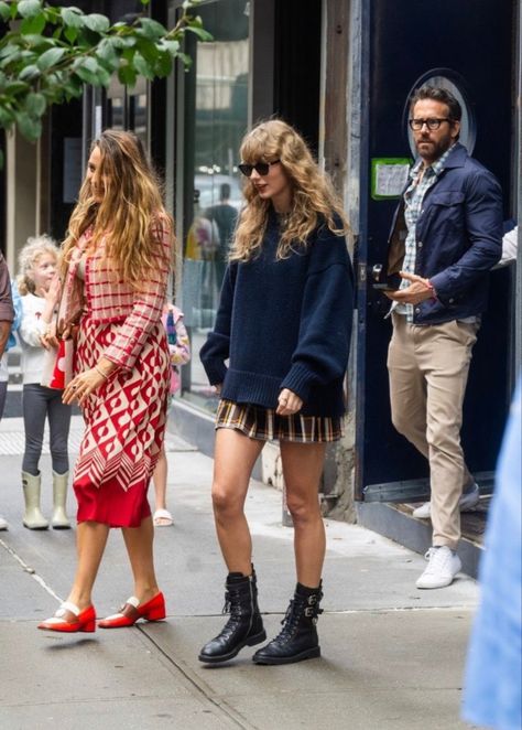 taylor swift Ryan Reynolds Daughter, Blake Lively And Ryan Reynolds, Blake Lively Ryan Reynolds, Taylor Swift News, Blake And Ryan, Taylor Swift Street Style, Taylor Outfits, Taylor Swift Web, Taylor Swift Outfits